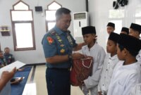 Dankodiklatal Letjen TNI Marinir Nur Alamsyah beri santunan anak yatim