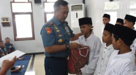 Dankodiklatal Letjen TNI Marinir Nur Alamsyah beri santunan anak yatim