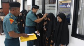 Dansatdik – 2 Kodiklatal Kolonel Laut (P) Teddy Barata beri santunan anak yatim