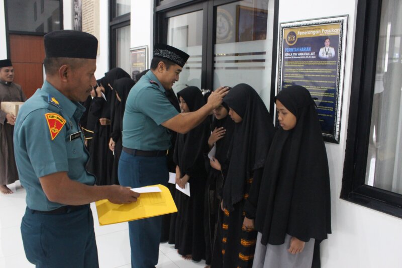 Dansatdik – 2 Kodiklatal Kolonel Laut (P) Teddy Barata beri santunan anak yatim