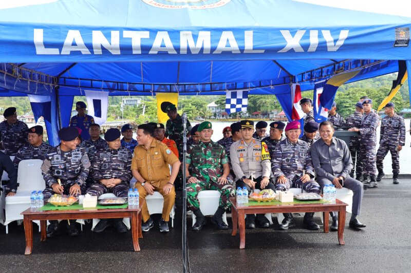 Dansatdik-3 Kodiklatal Sorong Kolonel Marinir Harnoko sambut KRI Balongan-908