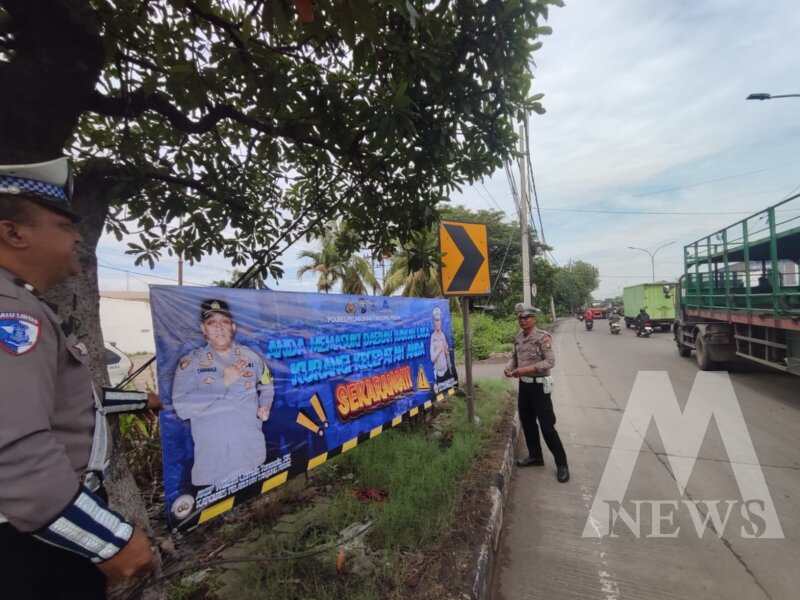 Satlantas Polres Tanjung Perak pasang rambu di jalur Black Spot