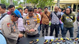 Kapolres Nganjuk AKBP Siswantoro cek senjata api organik
