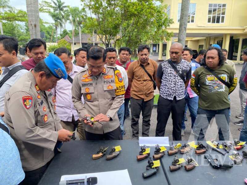 Kapolres Nganjuk AKBP Siswantoro cek senjata api organik