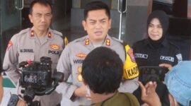 Kapolres Probolinggo AKBP Wisnu Wardana didampingi Kasi Humas Iptu Vita