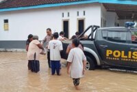 Polsek Tempurejo bantu evakuasi warga terdampak banjir