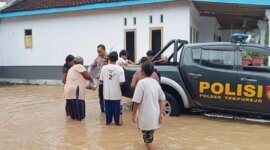 Polsek Tempurejo bantu evakuasi warga terdampak banjir
