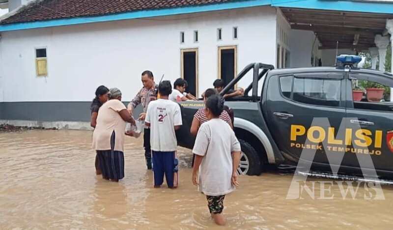 Polsek Tempurejo bantu evakuasi warga terdampak banjir
