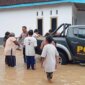 Polsek Tempurejo bantu evakuasi warga terdampak banjir