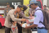 Kapolres Pasuruan Kota AKBP Davis Busin Siswara bagi makanan ke SMK Untung Suropati