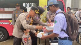 Kapolres Pasuruan Kota AKBP Davis Busin Siswara bagi makanan ke SMK Untung Suropati