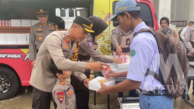 Kapolres Pasuruan Kota AKBP Davis Busin Siswara bagi makanan ke SMK Untung Suropati