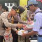 Kapolres Pasuruan Kota AKBP Davis Busin Siswara bagi makanan ke SMK Untung Suropati
