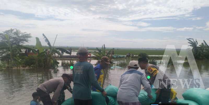 TNI Polri bersama warga perbaiki tanggul