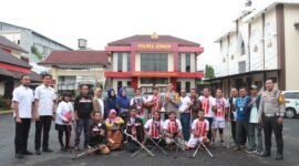 Kapolres Jember AKBP Bayu Pratama Gubunagi bersama Atlet Persiad