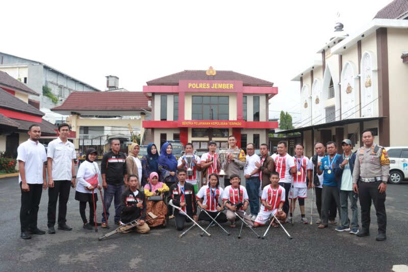 Kapolres Jember AKBP Bayu Pratama Gubunagi bersama Atlet Persiad