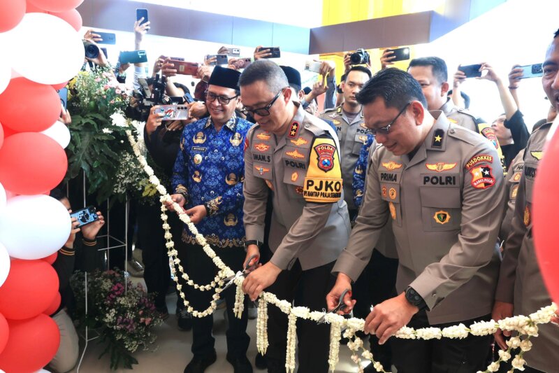 Kapolda Jatim Irjen Pol Drs. Imam Sugianto potong pita resmikan RS Bhayangkara