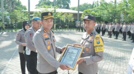 Kapolres Nganjuk AKBP Siswantoro beri penghargaan anggota berprestasi