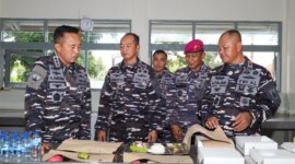 Dankodiklatal Letjen TNI Marinir Nur Alamsyah saat cek makanan sehat bergizi