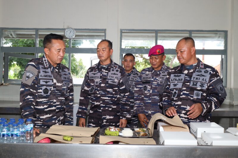 Dankodiklatal Letjen TNI Marinir Nur Alamsyah saat cek makanan sehat bergizi