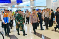 Kapolri Jenderal Listyo Sigit Prabowo bersama Panglima TNI Agus Subiyanto kunjungan ke Pelabuhan Tanjung Perak Surabaya