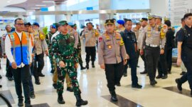 Kapolri Jenderal Listyo Sigit Prabowo bersama Panglima TNI Agus Subiyanto kunjungan ke Pelabuhan Tanjung Perak Surabaya