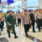 Kapolri Jenderal Listyo Sigit Prabowo bersama Panglima TNI Agus Subiyanto kunjungan ke Pelabuhan Tanjung Perak Surabaya