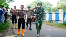 Polres Ponorogo, TNI dan warga bersihkan sampah pasca banjir