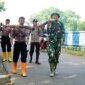 Polres Ponorogo, TNI dan warga bersihkan sampah pasca banjir