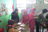 Kasi Humas Polres Probolinggo Iptu Merdhania Pravita Shanty berbagi makanan bergizi ke SDN 2 Kedungcaluk