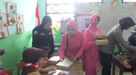 Kasi Humas Polres Probolinggo Iptu Merdhania Pravita Shanty berbagi makanan bergizi ke SDN 2 Kedungcaluk