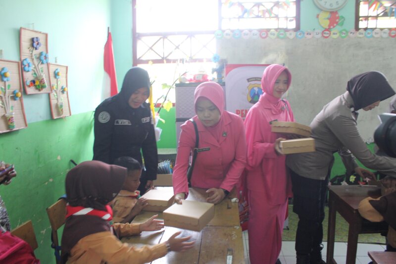 Kasi Humas Polres Probolinggo Iptu Merdhania Pravita Shanty berbagi makanan bergizi ke SDN 2 Kedungcaluk