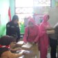 Kasi Humas Polres Probolinggo Iptu Merdhania Pravita Shanty berbagi makanan bergizi ke SDN 2 Kedungcaluk