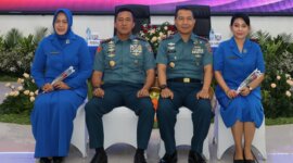 Dankodiklatal Letjen TNI Marinir Nur Alamsyah didampingi Ketua Gabungan Jalasenastri Ny. Ayu Nur Alamsyah dan Wadan Kodiklatal I Gung Putu Alit Jaya didampingi Wakil Ketua Gabungan Jalasenastri Ny. Yully I Gung Putu Alit Jaya