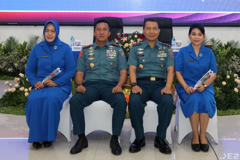 Dankodiklatal Letjen TNI Marinir Nur Alamsyah didampingi Ketua Gabungan Jalasenastri Ny. Ayu Nur Alamsyah dan Wadan Kodiklatal I Gung Putu Alit Jaya didampingi Wakil Ketua Gabungan Jalasenastri Ny. Yully I Gung Putu Alit Jaya