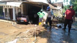 Polsek Tlogosari bersama TNI dan BPBD kerja bakti pasca banjir dan tanah longsor
