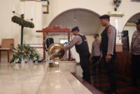 Tim Jibom Gegana Polda Jatim sterilisasi Gereja