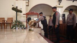 Tim Jibom Gegana Polda Jatim sterilisasi Gereja
