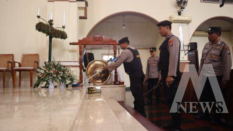 Tim Jibom Gegana Polda Jatim sterilisasi Gereja