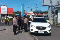 Personil Polresta Banyuwangi di pelabuhan ASDP Ketapang