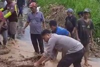TNI Polri bersama tangani banjir dan longsor