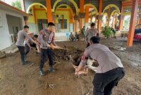 Polres Situbondo dan TNI bersihkan lumpur pasca banjir