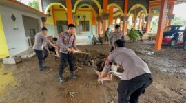 Polres Situbondo dan TNI bersihkan lumpur pasca banjir