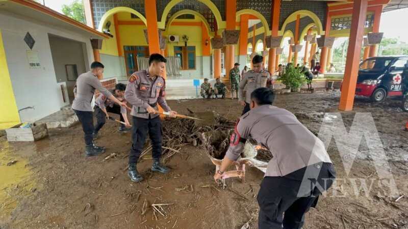 Polres Situbondo dan TNI bersihkan lumpur pasca banjir