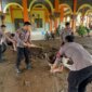 Polres Situbondo dan TNI bersihkan lumpur pasca banjir