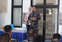 Dansatdik - 2 Kodiklatal Kolonel Laut (P) Teddy Barata didampingi Ny. Ira Teddy Barata