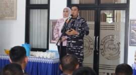 Dansatdik - 2 Kodiklatal Kolonel Laut (P) Teddy Barata didampingi Ny. Ira Teddy Barata