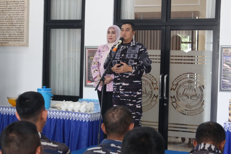 Dansatdik - 2 Kodiklatal Kolonel Laut (P) Teddy Barata didampingi Ny. Ira Teddy Barata