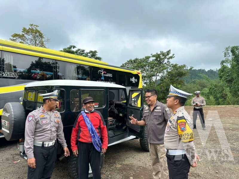 Satlantas Polres Probolinggo tes urine sopir jeep dan bus pariwisata