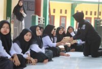 Kasi Humas Polres Probolinggo Iptu Merdhania Pravita Shanty berbagi makanan bergizi